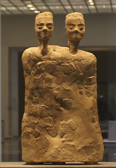 阿布達比羅浮宮展出的約旦雙頭人雕像,約創作於西元前6500年。(美聯社) 阿布達比羅浮宮展出的約旦雙頭人雕像,約創作於西元前6500年。(美聯社)