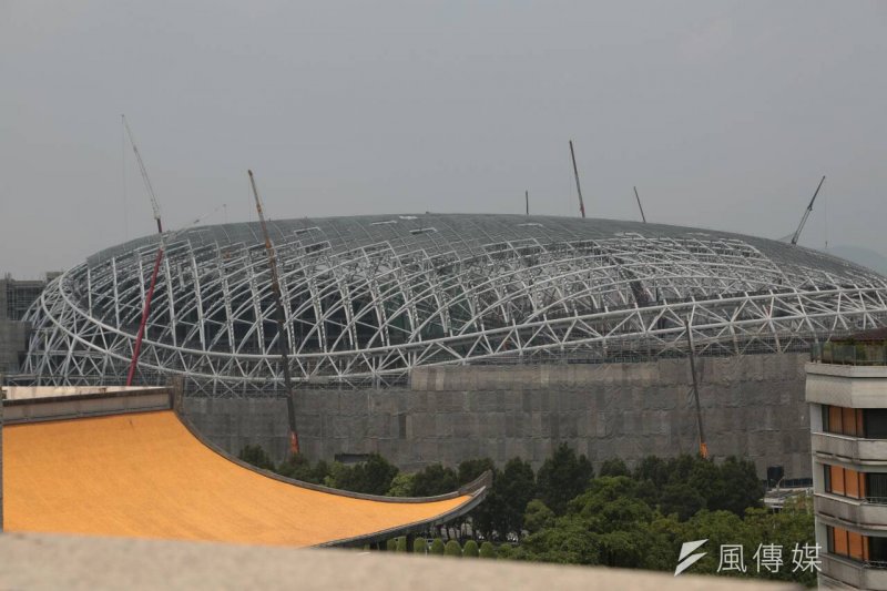 市府PK遠雄即將進入「深水區」,市府不能只靠民氣打仗,更要有專業才能打贏。圖為興建中的大巨蛋。(余志偉攝)