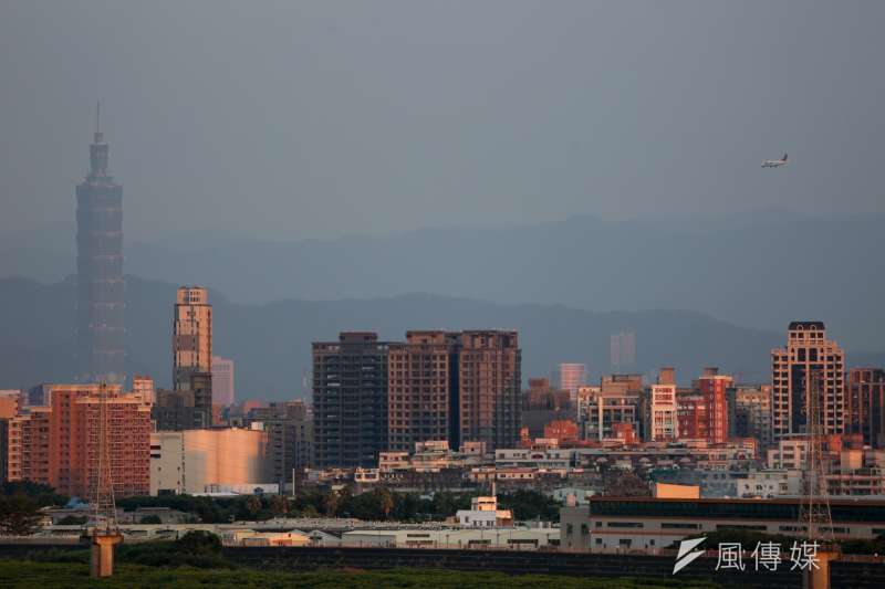 央行13日臨時宣布放寬房貸信用管制,包括將4個行政區由特定區域中刪除,並提高部分條件下的貸款成數,政大地政系教授張金鶚則投書媒體高問「居住正義何在?」(余志偉攝)