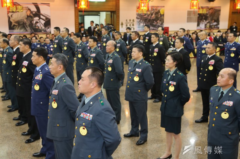 行政院院會上周通過《學校教職員退休條例》,並且預告將限制退役軍官轉任公職後支領月退俸權利。圖為民國105年度國軍將領晉升典禮。(資料照,陳明仁攝)