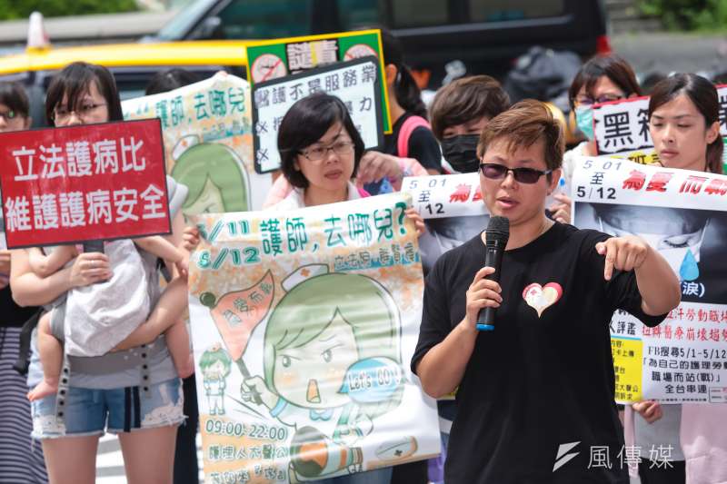 台灣護理人員諮詢協助團陳玉鳳護理師25日至民進黨中央,抗議護病比不均維護護病安全。(顏麟宇攝) 台灣護理人員諮詢協助團陳玉鳳護理師25日至民進黨中央,抗議護病比不均維護護病安全。(顏麟宇攝)