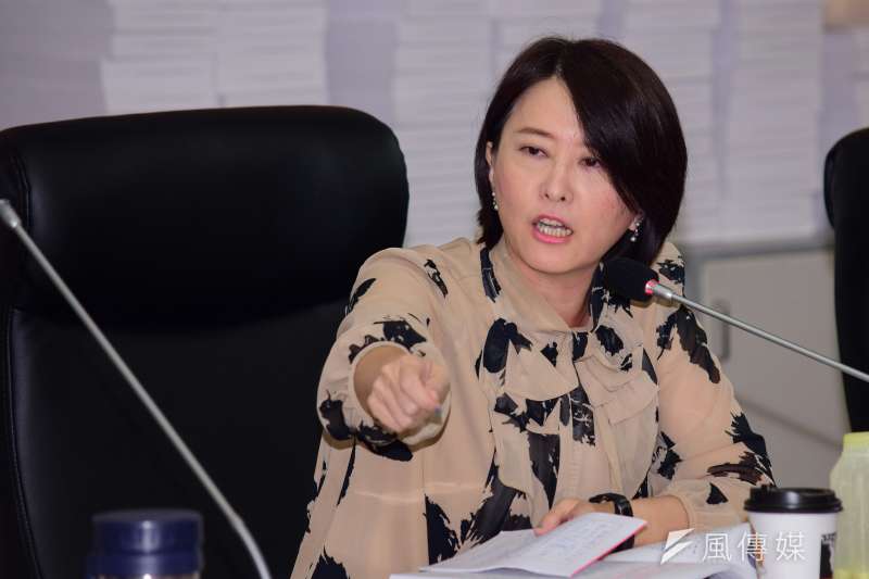 台北市議會教育委員會13日進行專案報告蕭曉玲案,議員王鴻薇質詢。(陳伯聖攝) 台北市議會教育委員會13日進行專案報告蕭曉玲案,議員王鴻薇質詢。(陳伯聖攝)
