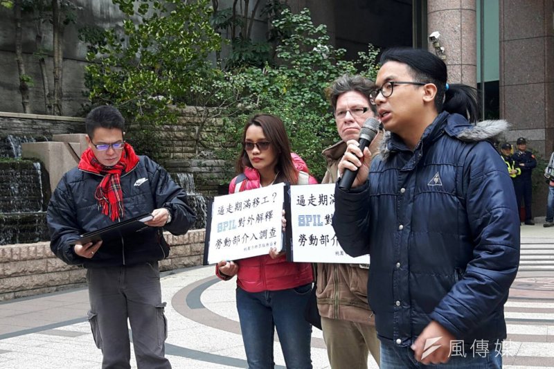 桃園市群眾服務協會11日與移工在勞動部前召開記者會,控訴半導體公司矽品違反《就服法》,侵害移工權益。 (林宥辰攝)