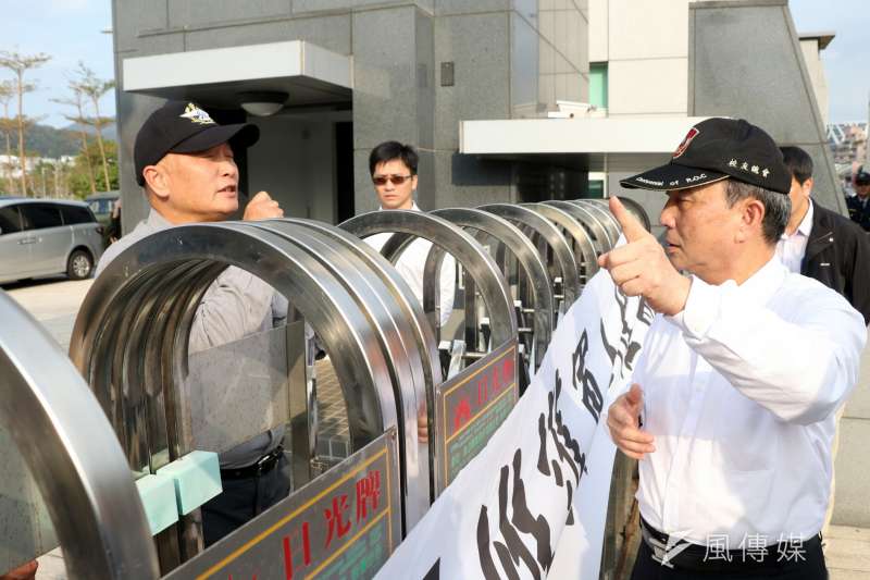 20170217-國防部前民眾抗議年金改革,國防部資源規畫司司長陳正棋(左)接受陳情書,但群眾不接受,持續抗爭。(蘇仲泓攝) 20170217-國防部前民眾抗議年金改革,國防部資源規畫司司長陳正棋(左)接受陳情書,但群眾不接受,持續抗爭。(蘇仲泓攝)