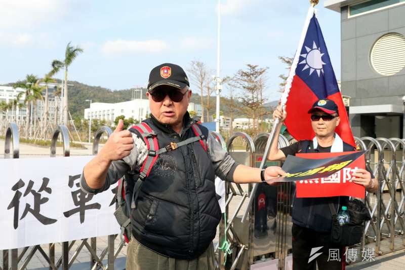 20170217-國防部前民眾抗議年金改革,國防部資源規畫司司長陳正棋接受陳情書,但群眾不接受,持續抗爭。(蘇仲泓攝) 20170217-國防部前民眾抗議年金改革,國防部資源規畫司司長陳正棋接受陳情書,但群眾不接受,持續抗爭。(蘇仲泓攝)