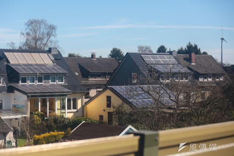 20170322-德國綠能專題,德國不萊梅bremen,不萊梅周邊附近民宅屋頂上的太陽能板及遠方的風力發電機組。(顏麟宇攝) 20170322-德國綠能專題,德國不萊梅bremen,不萊梅周邊附近民宅屋頂上的太陽能板及遠方的風力發電機組。(顏麟宇攝)