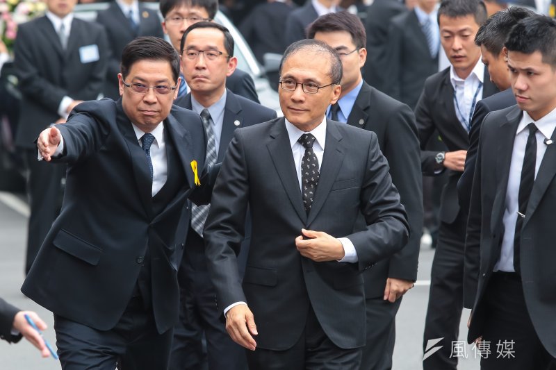 作者認為,林全在去年底才向媒體批露要求交通部「看看還有甚麼可以做的」,本月五日就由行政院核定前瞻基礎建設計畫。將舉債近兆的數十項建設,就在這幾個月內評估完成,以 370頁報告書描述,其行政恣意、粗糙難以言喻。(顏麟宇攝)