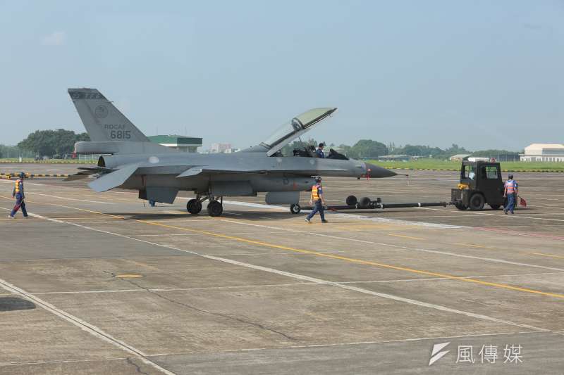 20170609-嘉義空軍基地內,士官兵正將F-16戰機拖出機棚。(顏麟宇攝) 20170609-嘉義空軍基地內,士官兵正將F-16戰機拖出機棚。(顏麟宇攝)