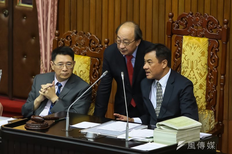 立法院臨時會針對「公務人員退休資遣撫卹法」草案處理,目前二讀通過,改革方向已確定。圖中為民進黨總召柯建銘與立法院長蘇嘉全23日於立院臨時會交談。(資料照,顏麟宇攝)