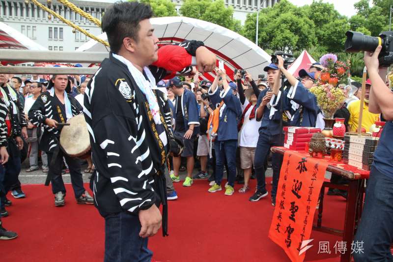 20170723-「史上最大科,眾神上凱道」遊行,雖然改為嘉年華會,仍被府方澄清否認委託的總統香案,成為信眾及神明的焦點,紛拿手機拍照。(陳明仁攝) 20170723-「史上最大科,眾神上凱道」遊行,雖然改為嘉年華會,仍被府方澄清否認委託的總統香案,成為信眾及神明的焦點,紛拿手機拍照。(陳明仁攝)