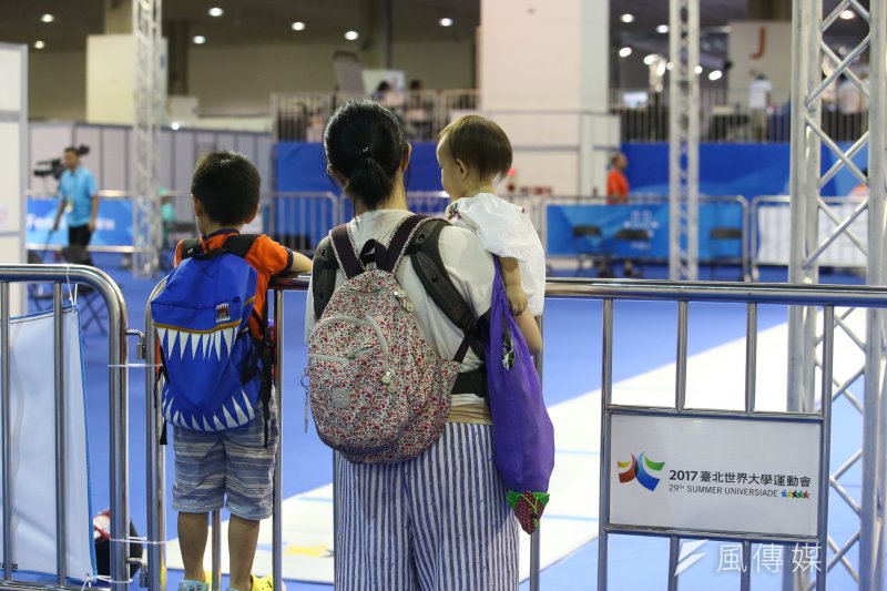 20170822-世大運-即景配圖-觀眾、參賽選手、工作人員、義工志工、裁判、醫護人員、警察執勤、維安、安檢。(陳明仁攝) 20170822-世大運-即景配圖-觀眾、參賽選手、工作人員、義工志工、裁判、醫護人員、警察執勤、維安、安檢。(陳明仁攝)