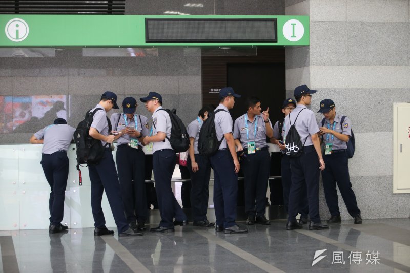 20170822-世大運-即景配圖-觀眾、參賽選手、工作人員、義工志工、裁判、醫護人員、警察執勤、維安、安檢。(陳明仁攝) 20170822-世大運-即景配圖-觀眾、參賽選手、工作人員、義工志工、裁判、醫護人員、警察執勤、維安、安檢。(陳明仁攝)