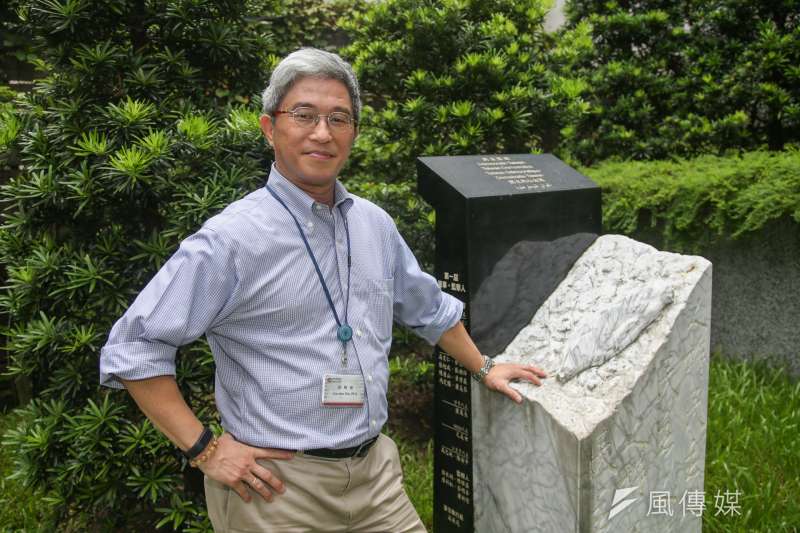 2017090 7-台灣民主基金會執行長-徐斯儉專訪,他在會所內的雕有台灣島的奠基石留影 。(陳明仁攝) 2017090 7-台灣民主基金會執行長-徐斯儉專訪,他在會所內的雕有台灣島的奠基石留影 。(陳明仁攝)