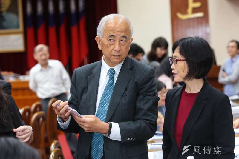 公股銀行頻出包,作者質疑,現行公股金控銀行董座均非金融專業,因與財政部關係交好才得以出任肥貓缺,發生問題卻由全民買單。圖為第一金控前董事長蔡慶年。(資料照,顏麟宇攝)