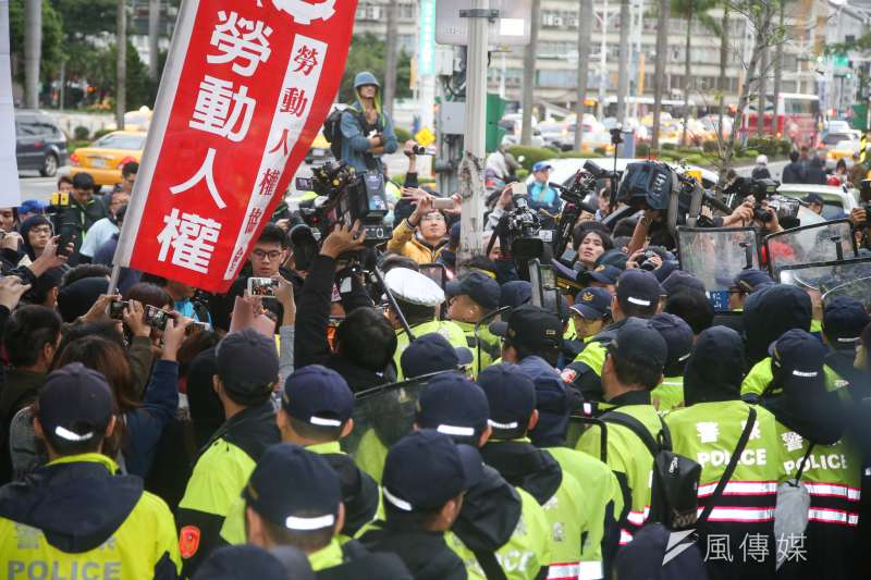 20171123-立法院,勞團抗議,下午,抗議人士翻牆闖入立院正門,遭警方壓制拖拉,稍後送醫。(陳明仁攝) 20171123-立法院,勞團抗議,下午,抗議人士翻牆闖入立院正門,遭警方壓制拖拉,稍後送醫。(陳明仁攝)