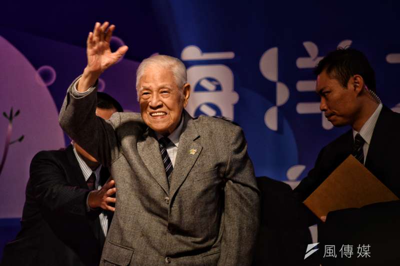 20171202-台灣教授協會募款餐會,李登輝向台下揮手。(甘岱民攝) 20171202-台灣教授協會募款餐會,李登輝向台下揮手。(甘岱民攝)