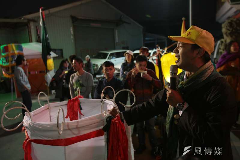 20171230-百野繞境跨年藝術遊行30日晚間抵達社子島坤天亭,並於廟內舉行晚間劇場活動。(顏麟宇攝) 20171230-百野繞境跨年藝術遊行30日晚間抵達社子島坤天亭,並於廟內舉行晚間劇場活動。(顏麟宇攝)