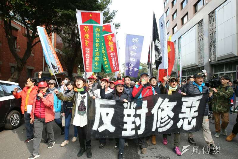 20180110-勞基法10日三讀通過,勞團於政院外抗議。(陳明仁攝) 20180110-勞基法10日三讀通過,勞團於政院外抗議。(陳明仁攝)