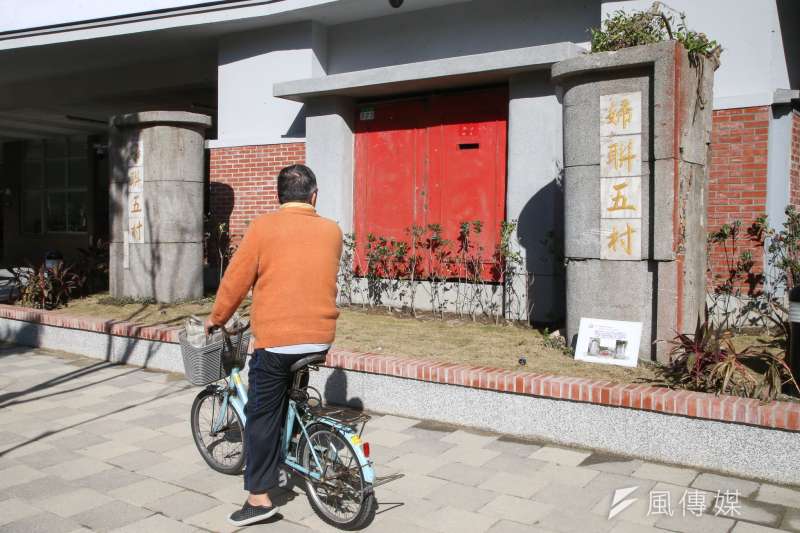20180114-映照婦聯會將步入歷史,婦聯五村改建成北市公共住宅模範標竿─健康公宅,保留了原基地的舊大門,門柱上是由蔣宋美齡題字落款,成了回味過去時光的裝置意像。(陳明仁攝) 20180114-映照婦聯會將步入歷史,婦聯五村改建成北市公共住宅模範標竿─健康公宅,保留了原基地的舊大門,門柱上是由蔣宋美齡題字落款,成了回味過去時光的裝置意像。(陳明仁攝)