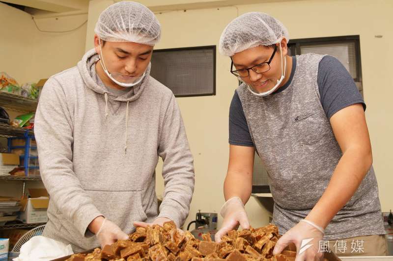 20180210-青年創業黑糖兄弟,手工製作的黑糖薑母是店內招牌,包裝前兩人仔細檢查成品。(盧逸峰攝) 20180210-青年創業黑糖兄弟,手工製作的黑糖薑母是店內招牌,包裝前兩人仔細檢查成品。(盧逸峰攝)