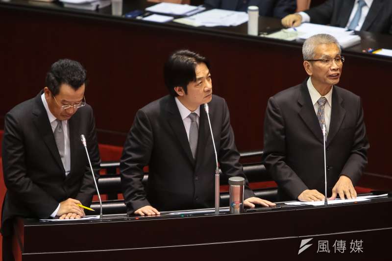 財政部長許虞哲(右)、行政院長賴清德於立院備詢。(顏麟宇攝)