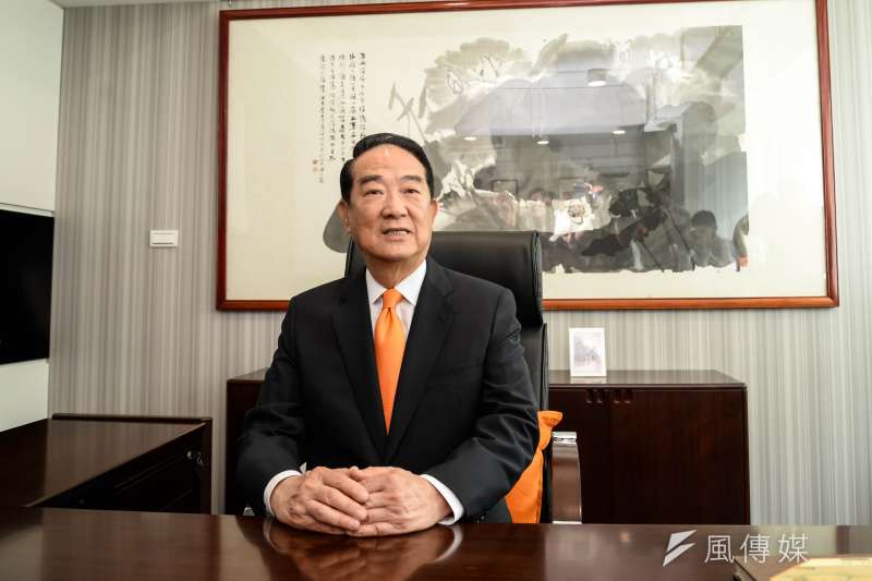 20180331-親民黨十八週年黨慶發布「第一波地方選舉被提名人名單」記者會,黨主席宋楚瑜坐在喬遷後的新辦公室中。(甘岱民攝) 20180331-親民黨十八週年黨慶發布「第一波地方選舉被提名人名單」記者會,黨主席宋楚瑜坐在喬遷後的新辦公室中。(甘岱民攝)