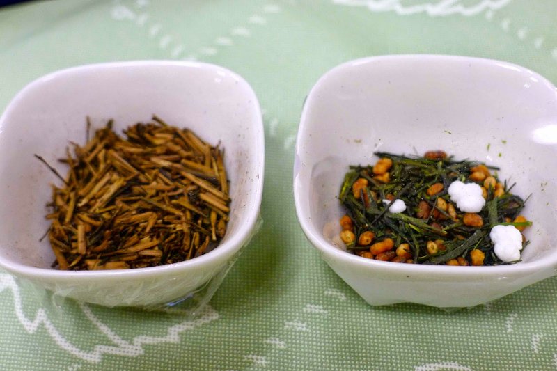 左為焙茶,右為玄米茶 左為焙茶,右為玄米茶