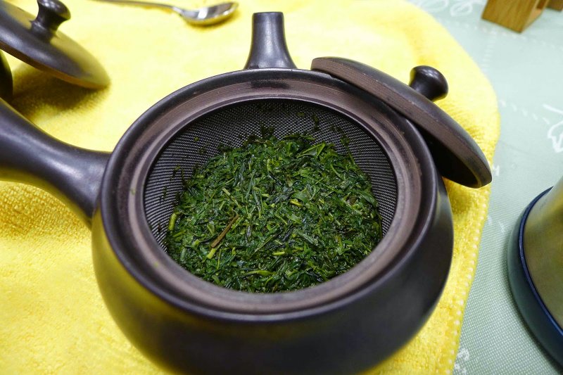 沖泡一回後的煎茶,色澤仍然鮮綠 沖泡一回後的煎茶,色澤仍然鮮綠