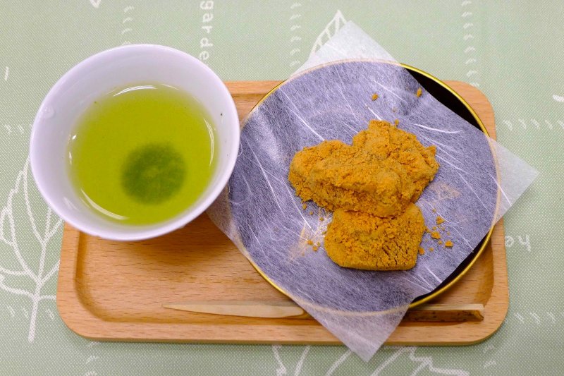 煎茶配上沾滿黃豆粉的蕨餅 煎茶配上沾滿黃豆粉的蕨餅