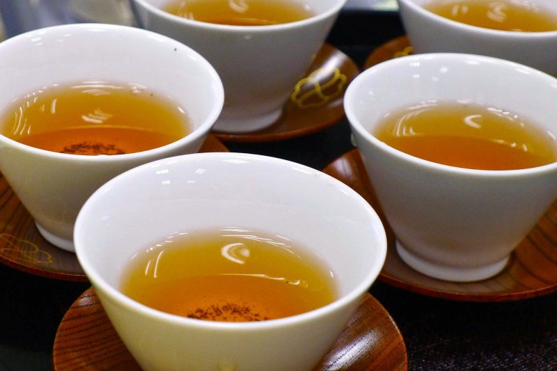 焙茶顏色較深,茶味較濃 焙茶顏色較深,茶味較濃