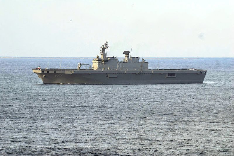 海軍為因應南海局勢的變化,在目前兩棲運輸載具能力不足的情況下,已將「弘運計劃」列為優先建案,希望在年底能將構型定案。圖為海軍擬參考的韓國獨島級直昇機突擊艦。(取自維基百科)