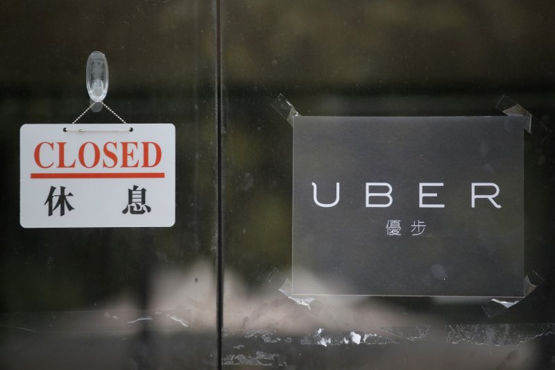 Uber公司滯納104年度營業稅新台幣5124萬餘元逾期未繳,法務部行政執行署台北分署於15日前往Uber公司,查封辦公設備,並扣銀行存款1184萬餘元。圖為日前香港Uber遭警方搜索關閉。(資料照,美聯社)