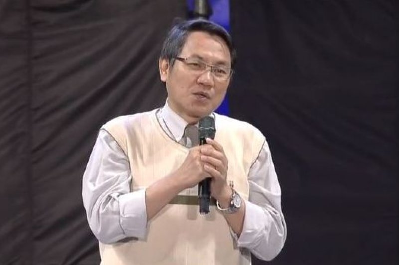 政論節目名嘴陳立宏今(21)日下午12時52分因腦癌病逝,享年52歲。(翻攝自民進黨youtube畫面)
