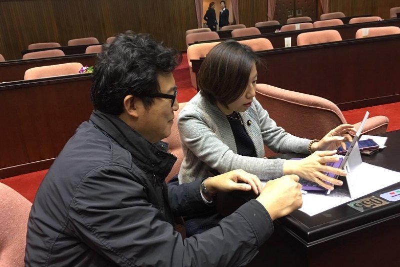 立法院會期報到第一天,立委姚文智和林靜儀就推動暫緩DRGs 。(取自姚文智臉書)
