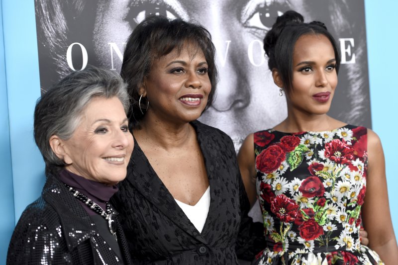 《關鍵判決》(Confirmation)女主角凱莉華盛頓(Kerry Washington,右)、主人翁希爾(Anita Hill,中)(美聯社) 《關鍵判決》(Confirmation)女主角凱莉華盛頓(Kerry Washington,右)、主人翁希爾(Anita Hill,中)(美聯社)