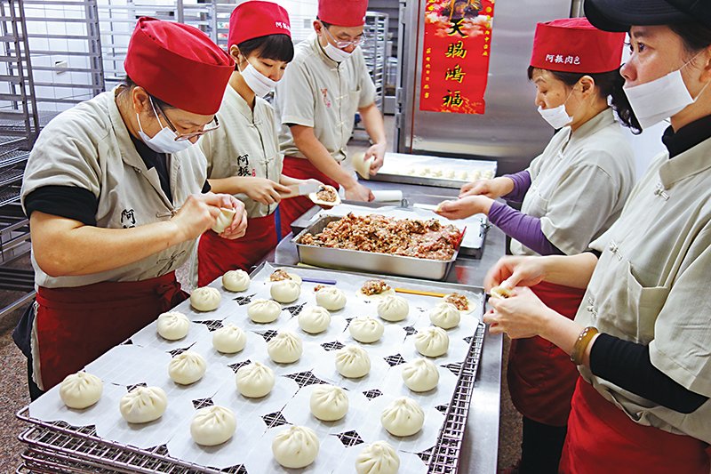 手工包肉餡,是阿振肉包每位員工的基本功。(圖/天下雜誌提供)