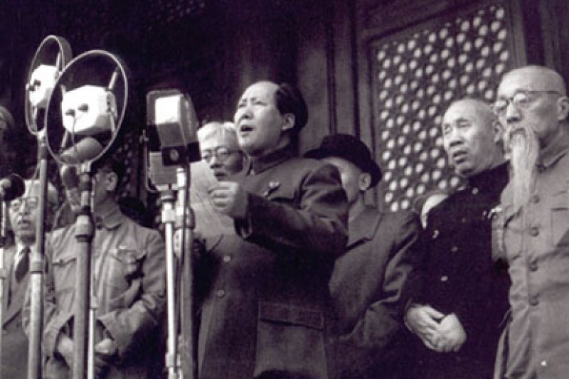 中國共產黨中央委員會主席毛澤東(中)宣布成立中華人民共和國(翻攝維基百科) 中國共產黨中央委員會主席毛澤東(中)宣布成立中華人民共和國(翻攝維基百科)