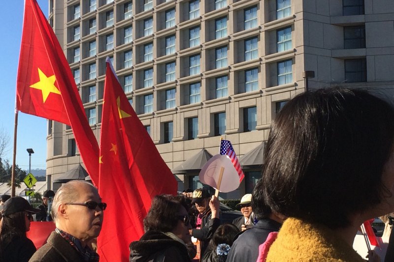 蔡英文總統出訪期間,奈及利亞要求我撤下辦事處原「中華民國」的招牌。圖為蔡英文過境美國遭統派人士抗議。(讀者提供).jpg