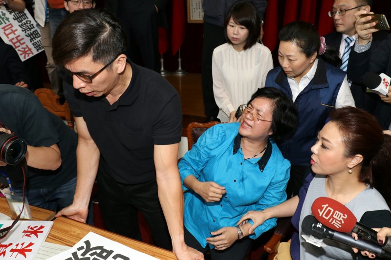 2017-05-08-立法院經濟委員會審查前瞻建設特別條例,國民黨於主席台前對峙要求換召委,鍾佳濱-李彥秀-蘇仲泓攝 2017-05-08-立法院經濟委員會審查前瞻建設特別條例,國民黨於主席台前對峙要求換召委,鍾佳濱-李彥秀-蘇仲泓攝