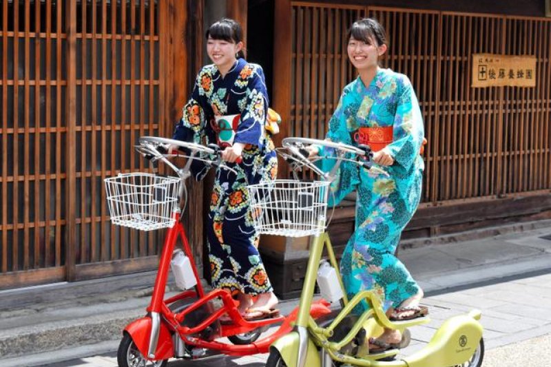 穿著和服踩著電動三輪車的人們=攝於8月1日(圖/日本購物攻略提供)