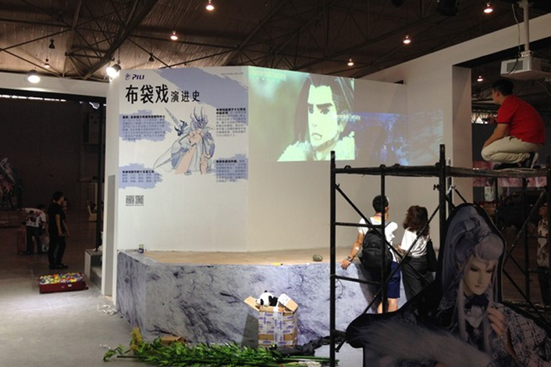 正在布展的霹靂,反覆播放著與日方合作的《東離劍遊記》宣傳片與劇場版預告片。(胡又天提供) 正在布展的霹靂,反覆播放著與日方合作的《東離劍遊記》宣傳片與劇場版預告片。(胡又天提供)