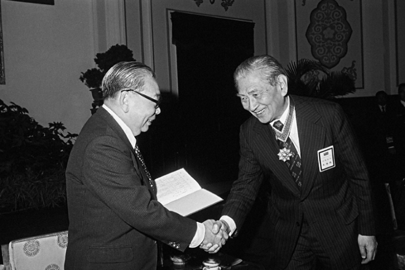 總統經國先生接見參與國家建設有功人員趙耀東,兩人握手致意。(1978.12.11/蔣經國百年誕辰紀念官網) 總統經國先生接見參與國家建設有功人員趙耀東,兩人握手致意。(1978.12.11/蔣經國百年誕辰紀念官網)