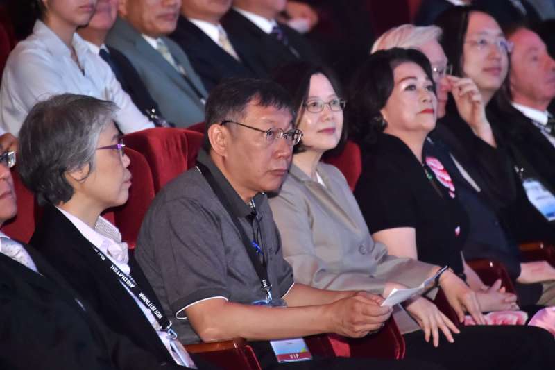 台北市長柯文哲出席上海雙城論壇時,因「兩岸一家親」說法遭受綠營攻擊,他表示行前曾將講稿送國安會,圖為蔡英文總統、台北市長柯文哲出席世界資訊科技大會WCIT開幕典禮。(北市府)