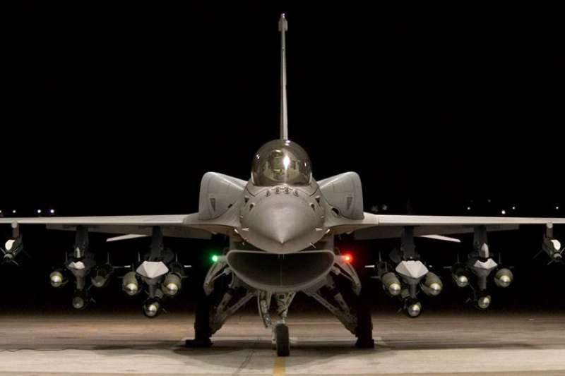 F-16A/B型性能提升後的首批4架F-16V將於年底出廠順利交機,並於明年在台完成試飛後交付空軍。(取自Ken Sunny@twitter) F-16A/B型性能提升後的首批4架F-16V將於年底出廠順利交機,並於明年在台完成試飛後交付空軍。(取自Ken Sunny@twitter)