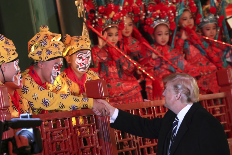 台灣青年世代對中國欠缺了解。圖為川普訪中,習近平在紫禁城內設宴款待,並安排京劇演出。(美聯社)
