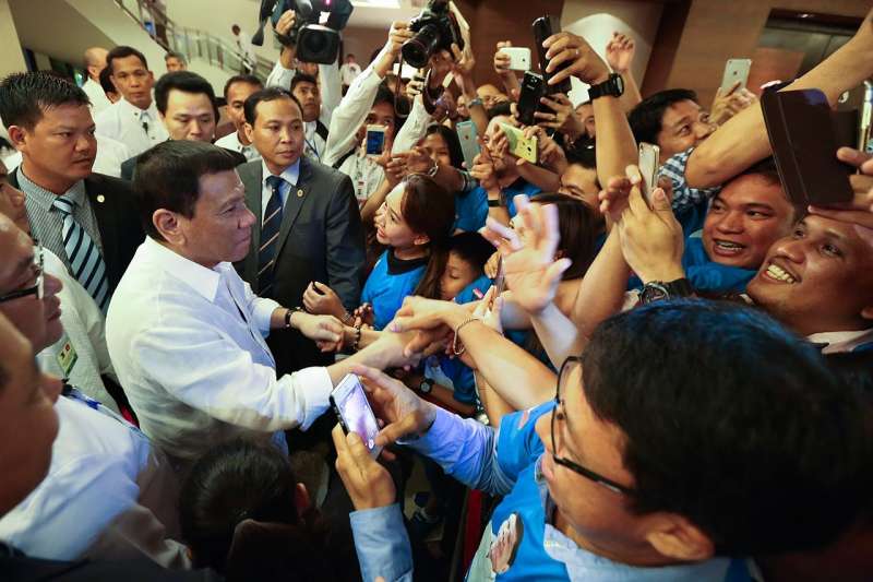 2016年杜特蒂到越南探訪菲律賓僑民時,受到熱烈歡迎。(PCOO EDP@wikipedia/public domain) 2016年杜特蒂到越南探訪菲律賓僑民時,受到熱烈歡迎。(PCOO EDP@wikipedia/public domain)