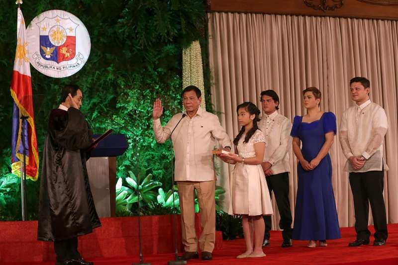 2016年杜特蒂宣示就職,成為菲律賓總統。(Philippines Presidential Communications Operations Office) 2016年杜特蒂宣示就職,成為菲律賓總統。(Philippines Presidential Communications Operations Office)