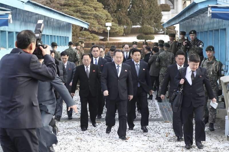 北韓祖國和平統一委員會委員長李善權(中)9日跨過南北韓分界線,準備進入板門店的和平之家。(美聯社) 北韓祖國和平統一委員會委員長李善權(中)9日跨過南北韓分界線,準備進入板門店的和平之家。(美聯社)