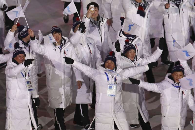 2018年2月9日,南韓平昌冬奧開幕式,南北韓選手拿著「半島旗」一同入場。(美聯社) 2018年2月9日,南韓平昌冬奧開幕式,南北韓選手拿著「半島旗」一同入場。(美聯社)
