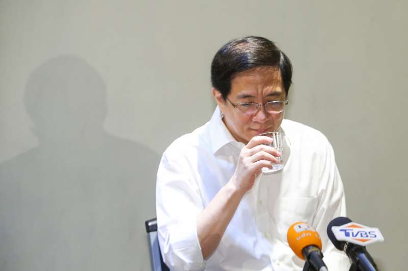 20180513-身陷台大校長遴選風波的管中閔與媒體茶敘,在記者會中他全程態度嚴謹,訴求理性面對,他認為蔡英文總統應了解整件風波背後有一隻黑手。(陳明仁攝) 20180513-身陷台大校長遴選風波的管中閔與媒體茶敘,在記者會中他全程態度嚴謹,訴求理性面對,他認為蔡英文總統應了解整件風波背後有一隻黑手。(陳明仁攝)